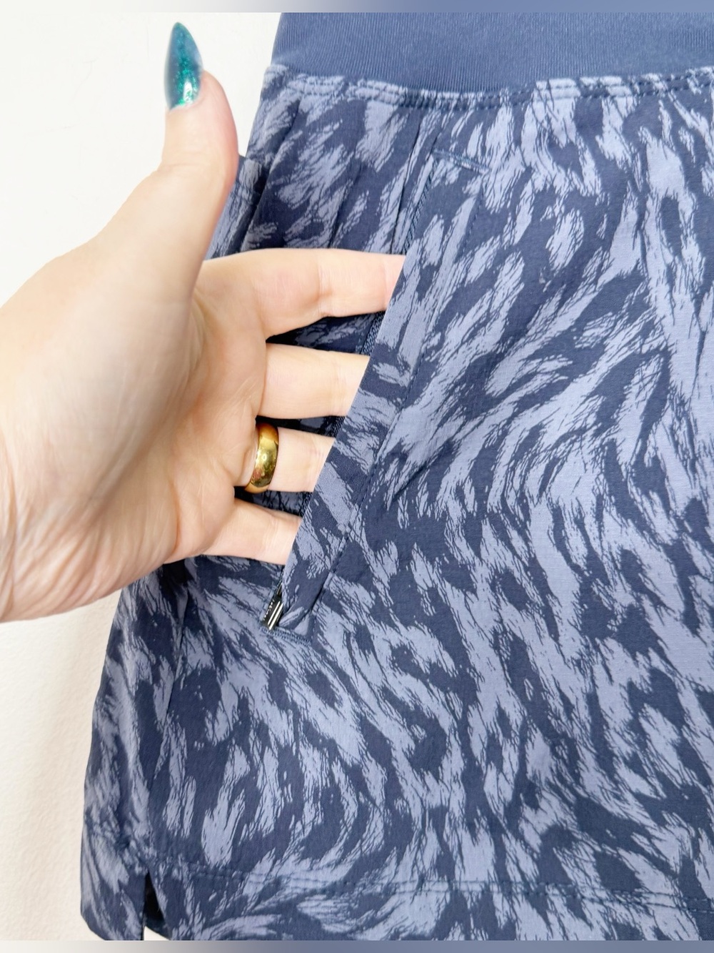 ATHLETA | Blue Animal Print Trekkie North Printed Athletic Shorts Sz. 8 Workout - Picture 3 of 4